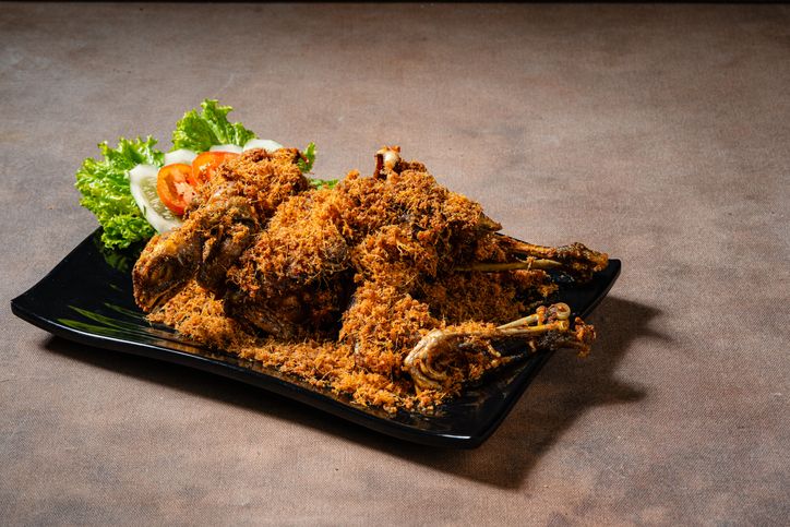 Viral Ayam Goreng Widuran Solo menggunakan bahan non-halal pada kremesan, berikut tips membuat kremesan ayam kriuk dan halal.