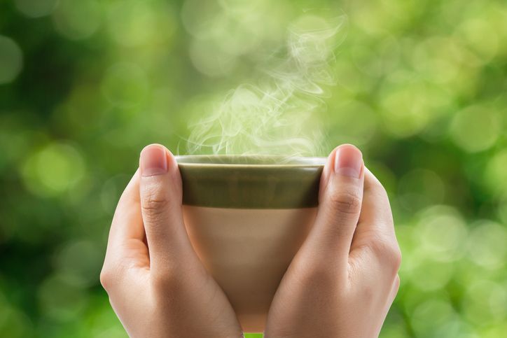 Berikut lima pilihan minuman hangat yang cocok dikonsumsi saat flu, bisa membantu redakan gejalanya.