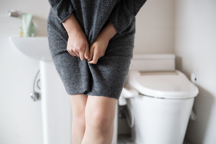 Perempuan lebih rentan mengalami infeksi saluran kemih (ISK) dibandingkan laki-laki. Ketahui alasannya di sini!