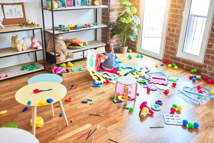 Orang tua perlu tahu jumlah mainan yang ideal dimiliki oleh anak dan cara mengelolanya agar tidak menumpuk jadi 'sampah' di rumah.
