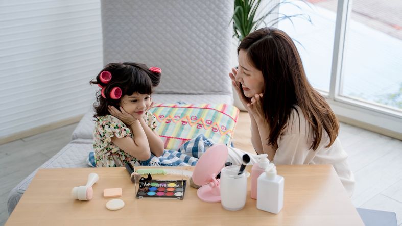 Membangun bonding dengan anak sangat penting untuk tumbuh kembangnya. Ini tiga ide bonding ibu dan anak perempuannya. 