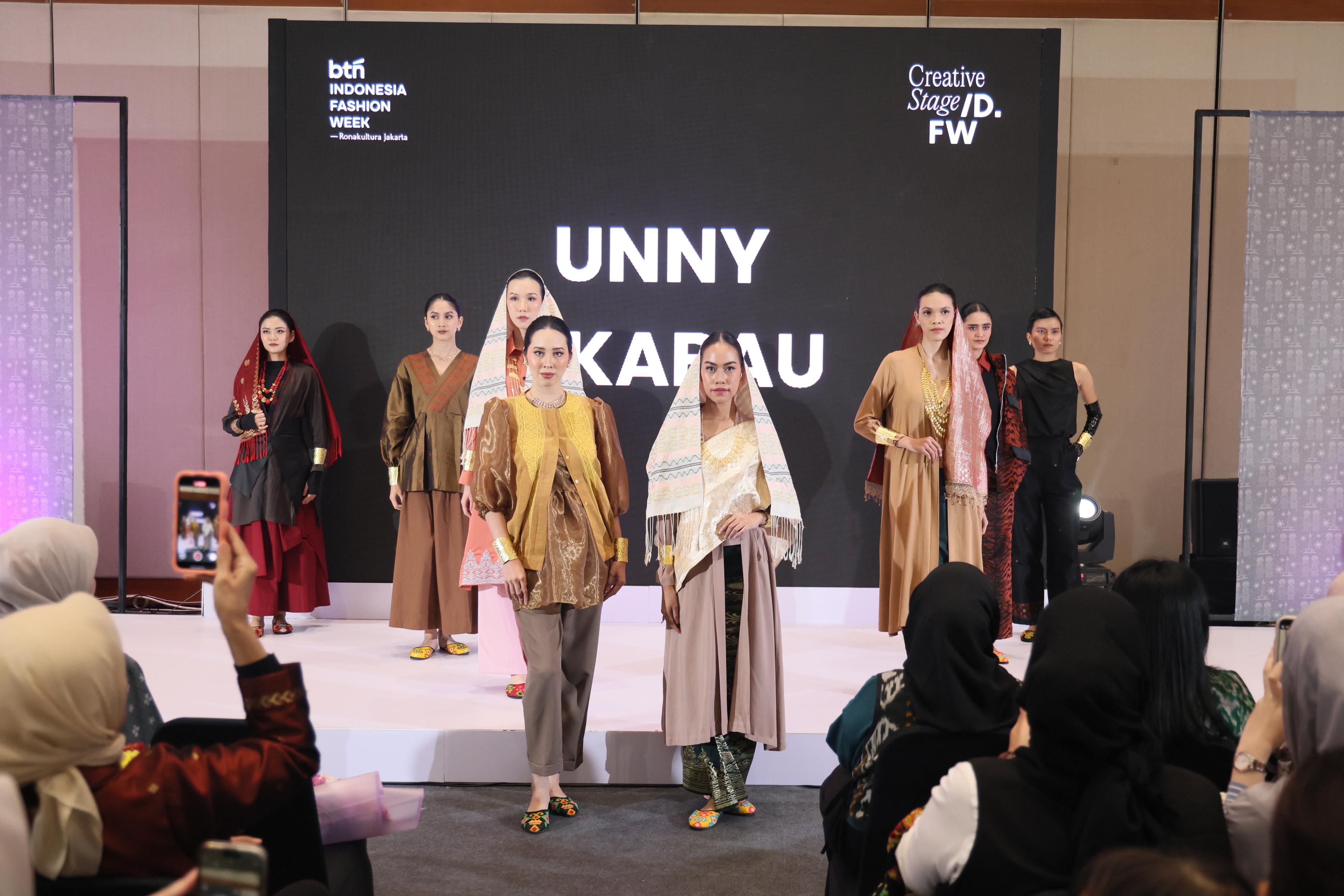 Terinspirasi dari keanggunan dan misteri Harimau Sumatera, desainer Vonny Andria rilis koleksi bertajuk UNNY MKABAU.