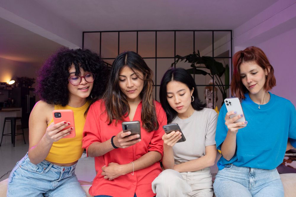 Bijak di dunia maya, ini tips agar perempuan tidak mudah memberikan komentar negatif di media sosial dan cara menghadapinya.