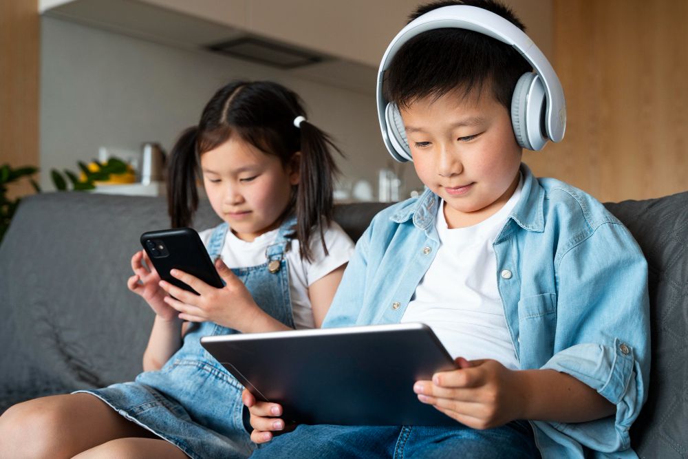 Orang tua perlu tahu bagaimana cara menciptakan kebiasaan bermedia sosial yang aman untuk anak, terutama Generasi Alpa dan Beta.