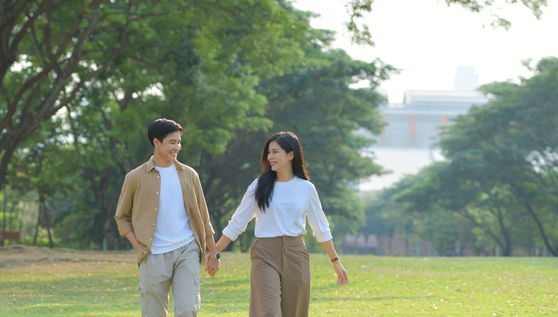 Hubungan dengan pasangan bisa semakin bahagia jika kamu melakukan kebiasaan sederhana yang mengesampingkan gawai seperti ini.