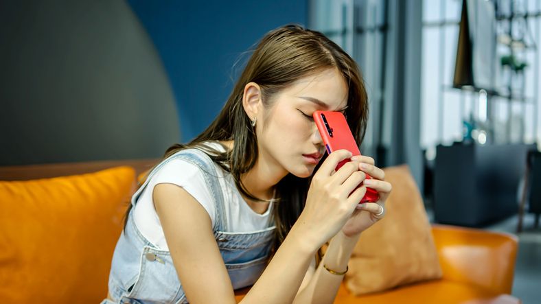 Survei ini menunjukkan bahwa media sosial punya dampak negatif lebih besar terhadap perempuan dibandingkan laki-laki.