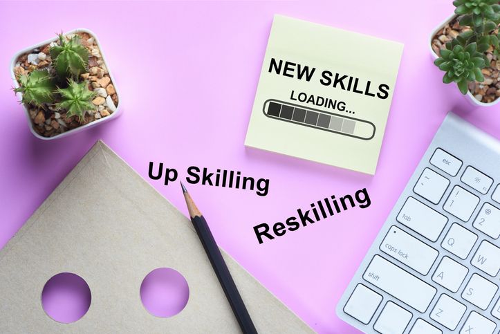Pentingnya mengembangkan keterampilan dengan upskilling maupun reskilling di situasi industri seperti sekarang.