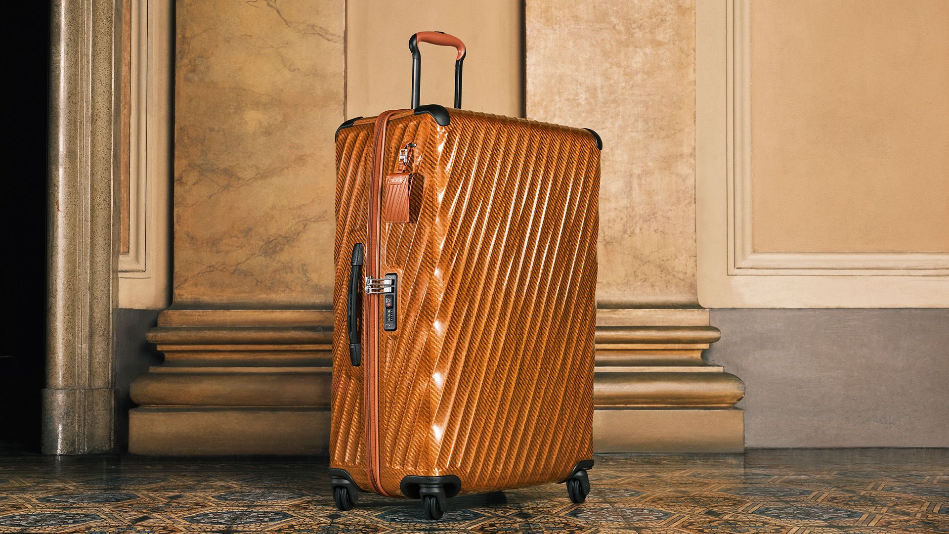 Koper ringan akan makin memudahkan traveling. Ini rekomendasi koper ringan dengan roda ganda dan desain elegan dari TUMI, 19 Degree Lite.