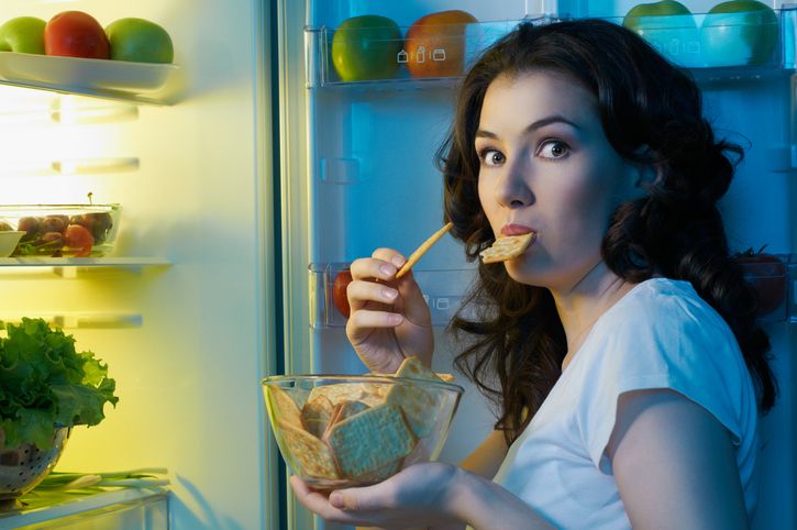 Saat sedang tidak bersama anak, banyak orang tua ngemil sebagai bentuk me time. Yuk, kenali fenomena revenge meals ini!