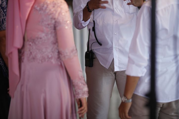 Agar tidak salah kostum, pastikan kamu memahami panduan mengikuti dress code sesuai yang tertera di undangan pernikahan.