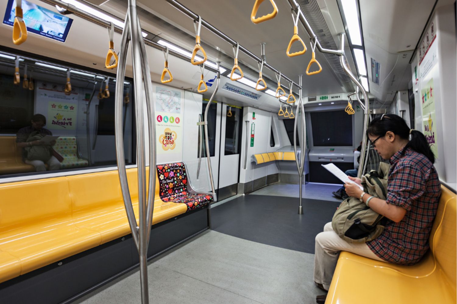 Naik MRT di Singapura, Kawan Puan bisa tap dengan menggunakan kartu kredit yang punya fitur contactless.