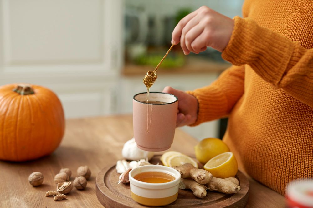 Ketahui tiga cara minum madu untuk membantu meredakan batuk secara alami, sebagai catatan hindari konsumsi untuk anak di bawah 1 tahun.