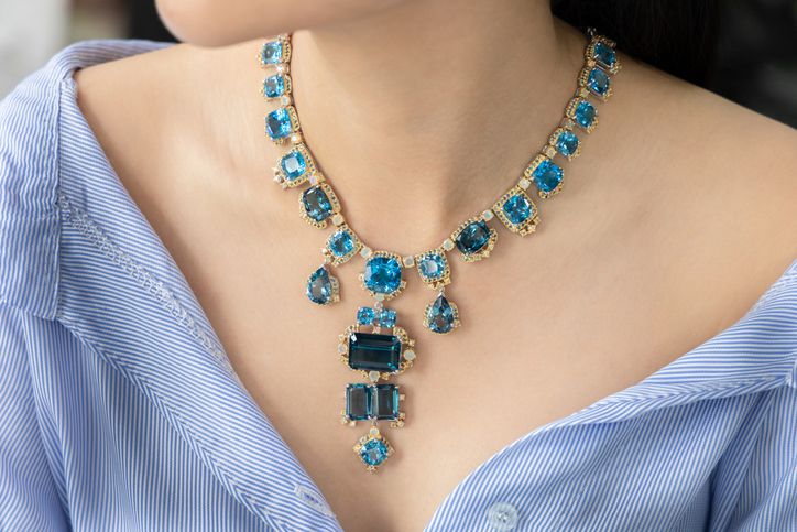 Perempuan perlu tahu tiga alasan mengapa perhiasan blue sapphire yang digunakan Maia Estianty bernilai mahal.
