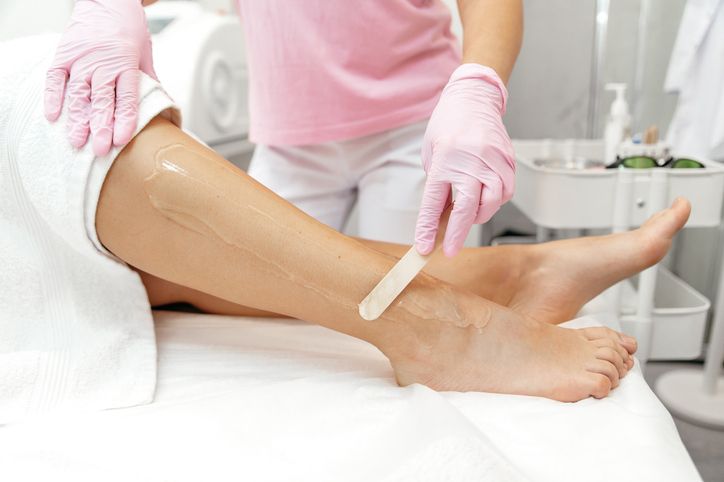 Para dermatolog memberikan panduan hair removal yang sesuai untukmu, mulai dari cukur, waxing, hingga laser.