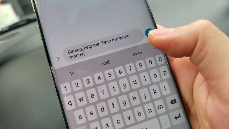 Ketahui lima cara perempuan terhindar dari bahaya love scamming yang kini marak terjadi, termasuk membatasi informasi di media sosial.