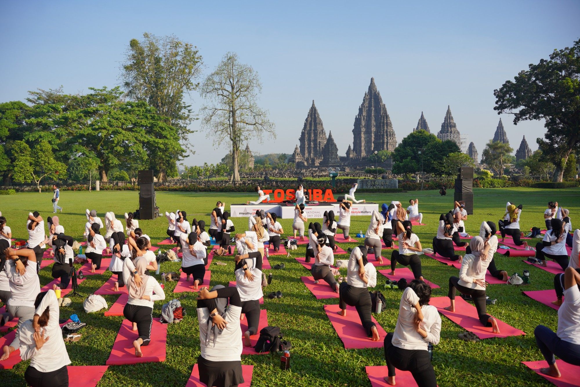 Acara yoga bersama Toshiba di Candi Prambanan ini ajarkan keseimbangan kesehatan dan kebahagiaan di tengah kehidupan modern.