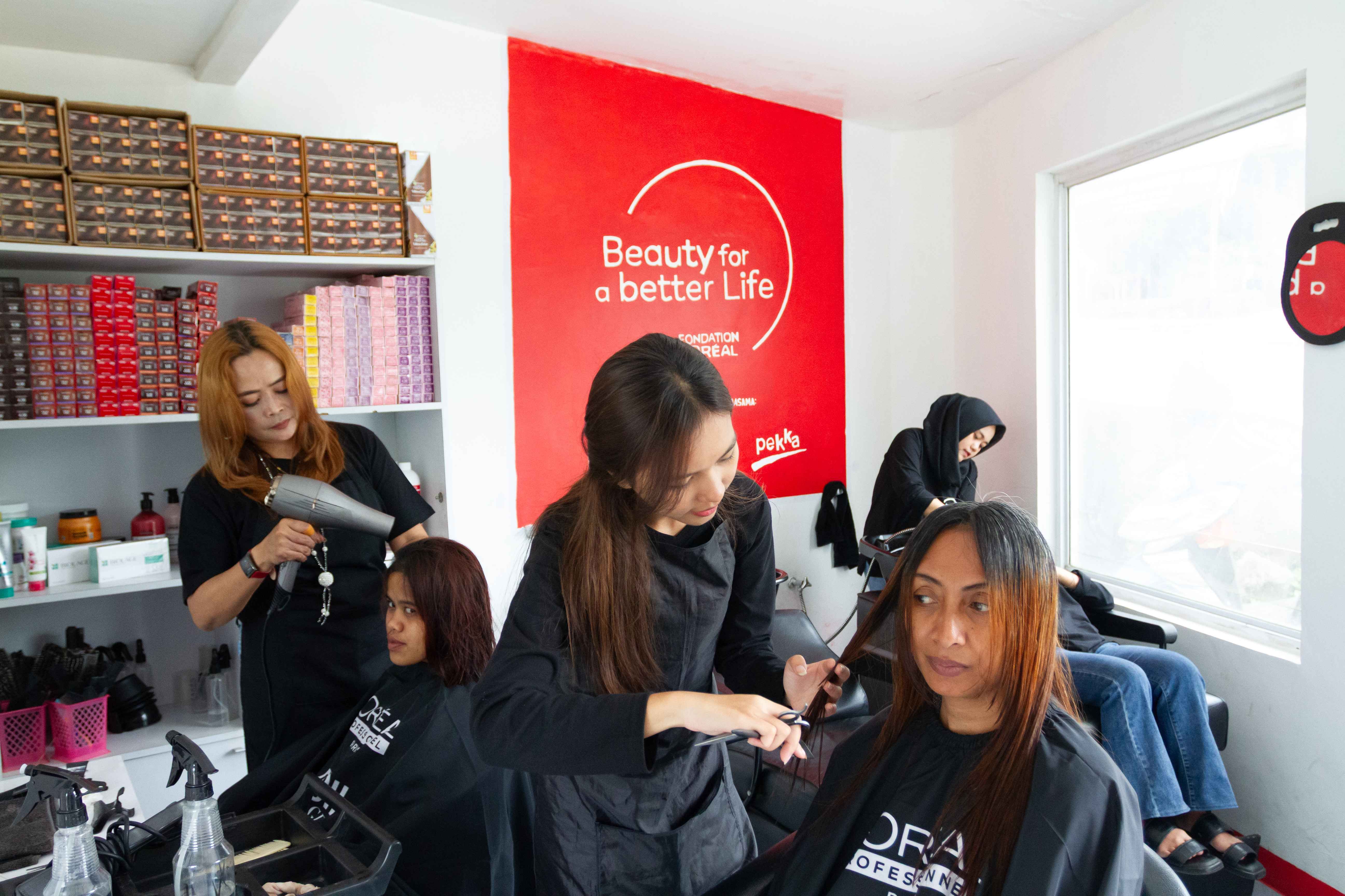 Melalui program 'Beauty for a Better Life', L'Oreal Indonesia konsisten dengan pelatihan kecantikan untuk pemberdayaan perempuan.