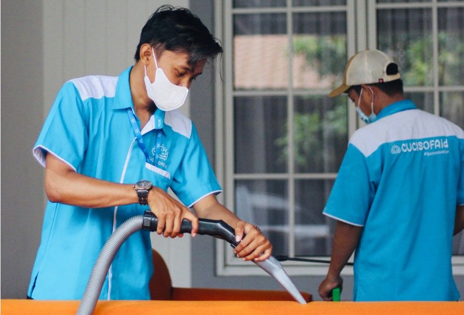 Cuci sofa jadi rutinitas penting demi menjaga kenyamanan keluarga di rumah. Simak cara merawat kebersihan sofa yang mudah dan praktis.