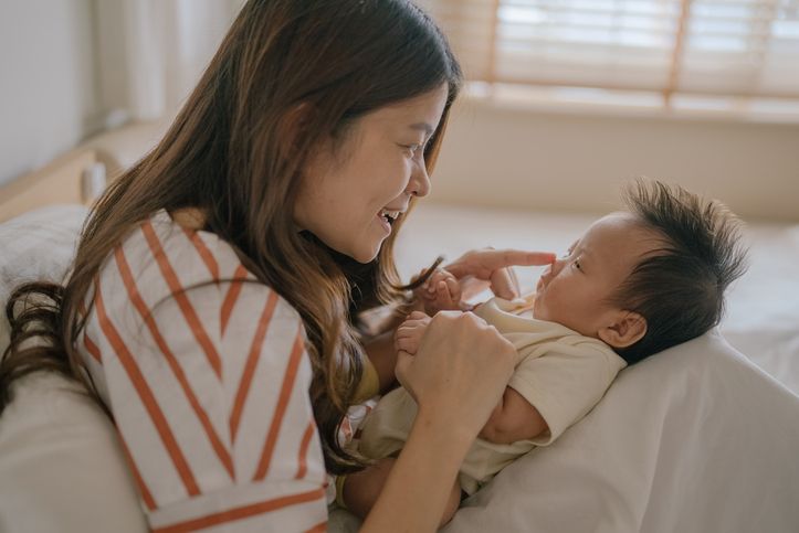 Bukan sekadar untuk meninabobokan, bernyanyi buat bayi ternyata memberikan berbagai manfaat ini bagi tumbuh kembangnya.