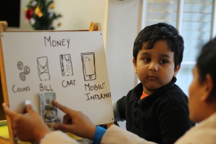 Mengenal konsep loud budgeting, strategi mengajarkan tentang uang sejak dini pada anak. Apa yang perlu dilakukan?