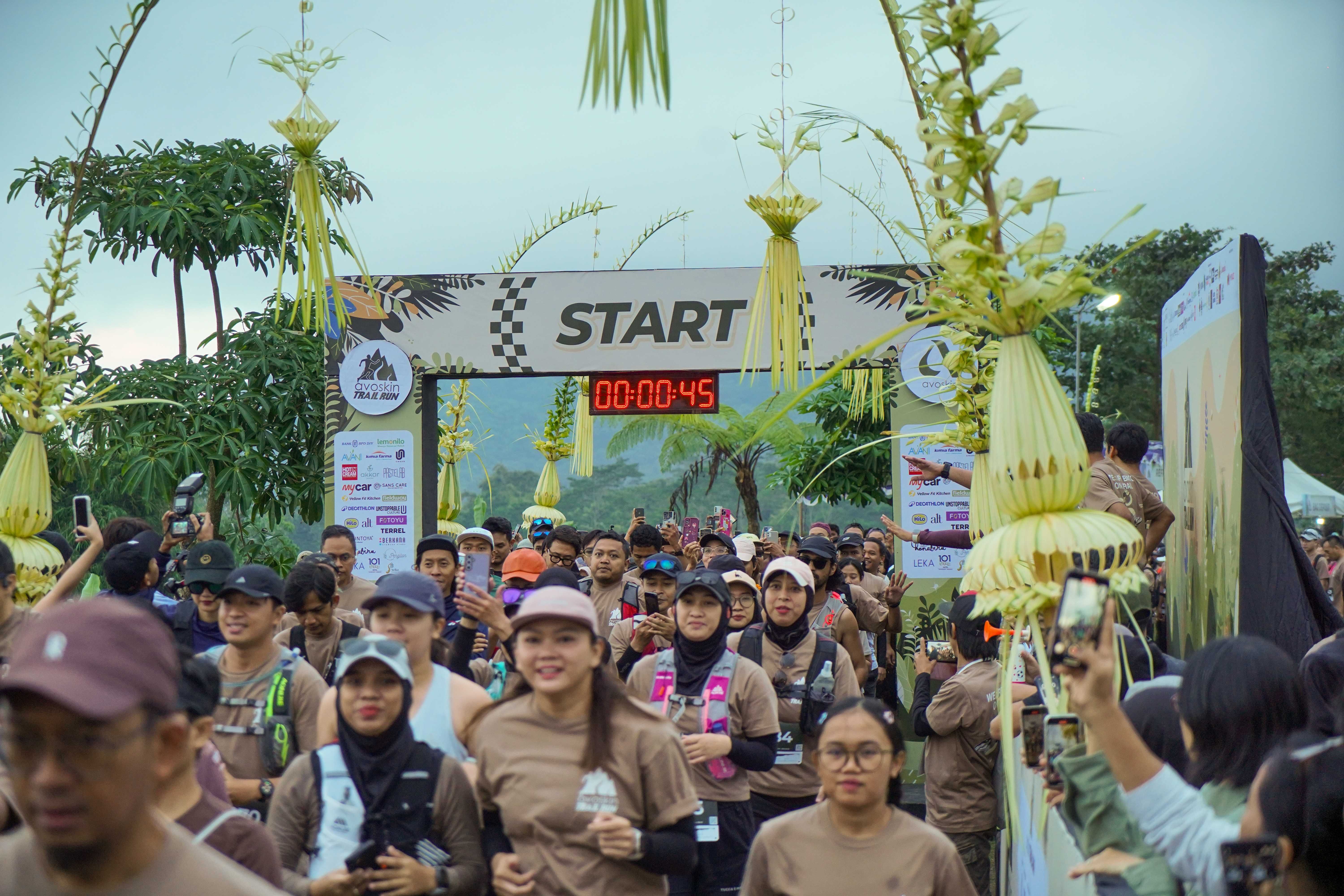 Avoskin Trail Run 2025 sukses digelar, diikuti ratusan pelari menaklukkan jalur 7,2 km di kaki Gunung Merapi, Yogyakarta. 