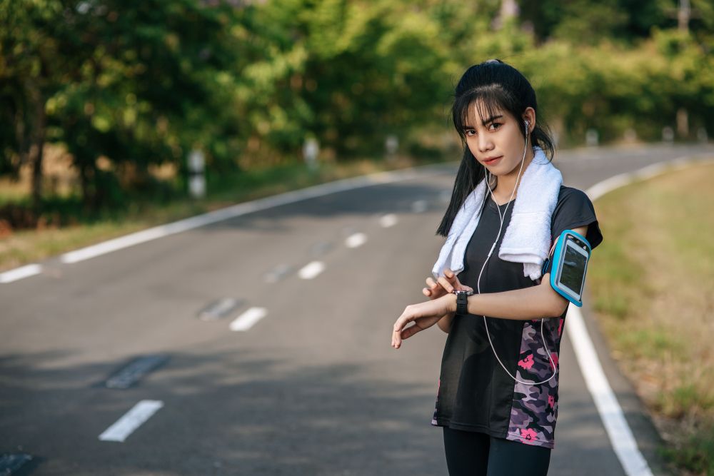 Lebih dari sekedar menurunkan berat badan, ternyata melakukan olahraga pagi punya banyak manfaat untuk perempuan.
