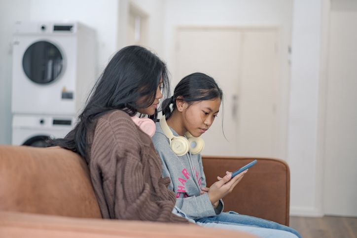 Jadi konsumen aktif belanja online, begini mengedukasi Gen Alpha untuk mengelola uang 'real' di era digital.