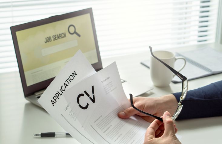 Lama tidak melamar lowongan kerja karena berbagai hal? Begini strategi yang bisa kamu lakukan untuk memperbarui CV lamaran kerja.
