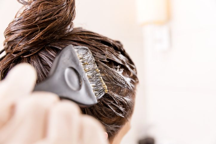 Dengan teknik pewarnaan ini, kamu tidak perlu bleaching rambut untuk mendapatkan warna pirang. Seperti apa?