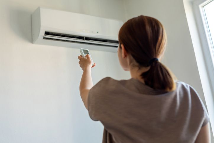 Cuaca panas menggoda kita nyalakan AC sedingin mungkin? Pakar ungkap suhu ideal AC saat cuaca panas.