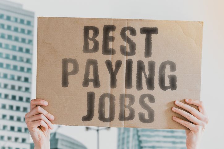 Berikut ini empat industri paling menjanjikan dengan lowongan kerja gaji besar untuk fresh graduate segera setelah lulus.
