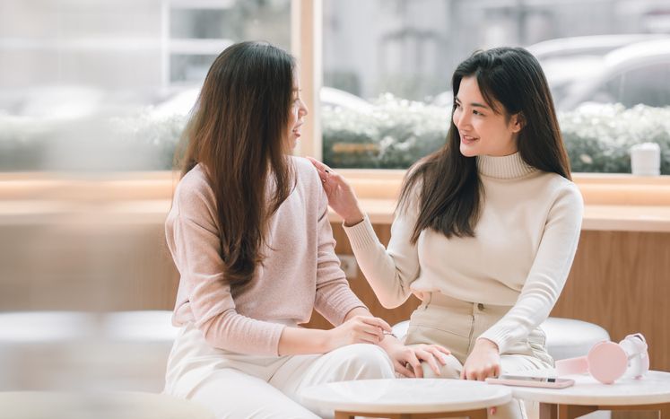 Percakapan antara perempuan sering terasa begitu dekat. Sayangnya, lima pertanyaan sensnitif ini justru menjadi topik utama pembicaraan.