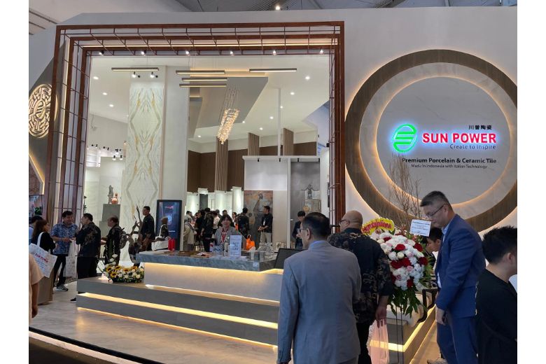 Booth Sun Power Ceramics berhasil mencuri perhatian dengan menghadirkan konsep booth inovatif bertajuk 