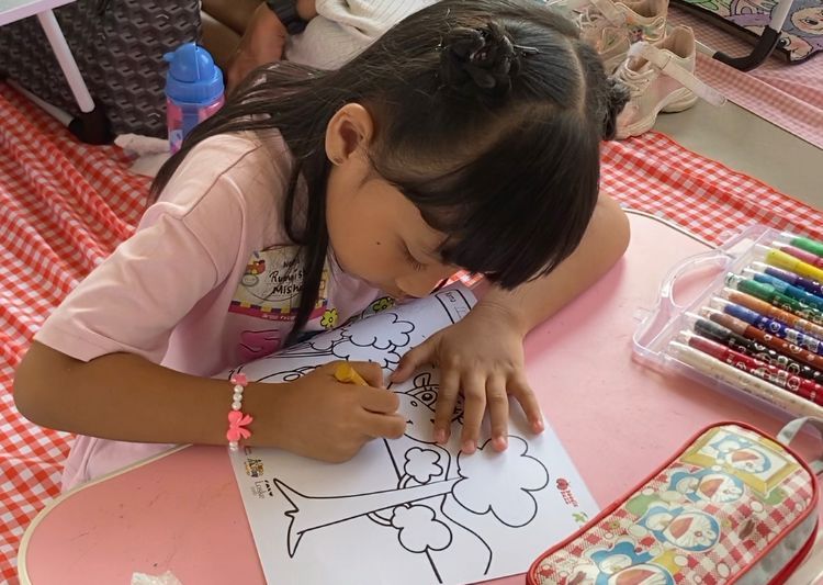 Mewarnai bukan hanya sekedar hiburan, tetapi juga bermanfaat untuk kesehatan mental anak. Simak bagaimana cara mengasahnya!