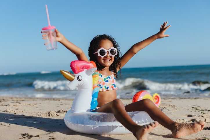 Masih bingung mengajak anak pergi ke mana di momen liburan sekolah kali ini? Simak alasan mengapa perlu pergi ke pantai!