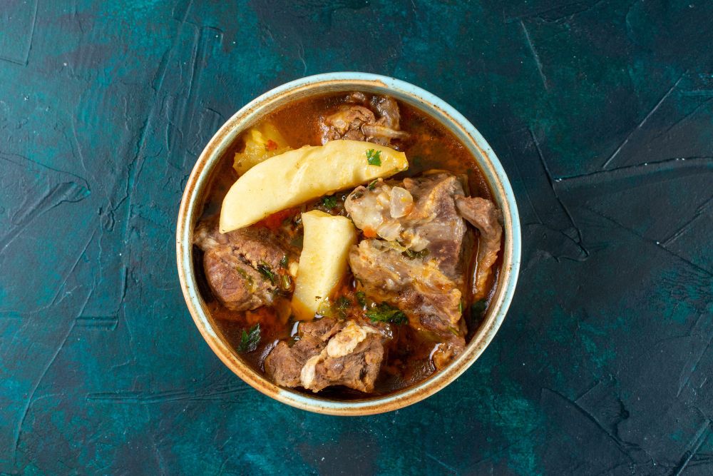 Sup iga merupakan salah satu hidangan yang cocok disantap untuk makan malam. Lantas, apa saja bahannya dan bagaimana cara memasaknya?