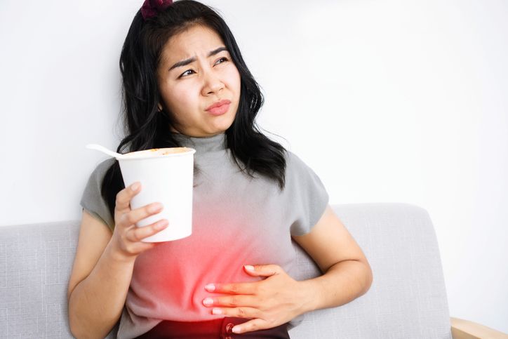 Perut terasa sakit dan tak nyaman setelah mengonsumsi makanan pedas? Ini cara alami mengatasinya di rumah.