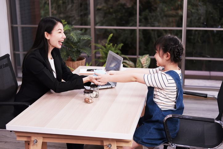 Memahami waktu yang tepat untuk mengajarkan anak menabung, perlukah mengajak mereka ke bank langsung?