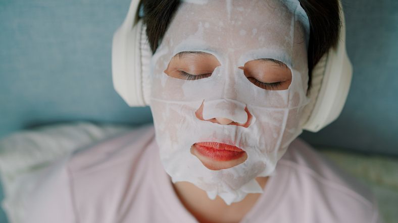 Meski sedang libur dan tidak bepergian, pastikan kamu tetap merawat kulit dengan cara ini agar kulitmu sehat.