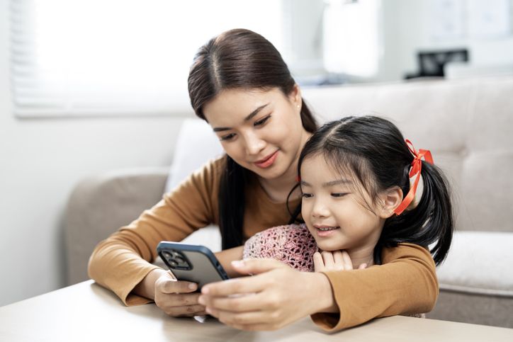 Penggunaan gadget dan internet memang bisa bermanfaat, tapi juga membawa efek negatif. Dibutuhkan peran ibu untuk membimbing anak di era digital.