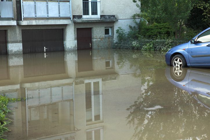 Waspadai genangan air, ini berbagai tips keselamatan yang perlu kamu ikuti ketika berada di tengah banjir.