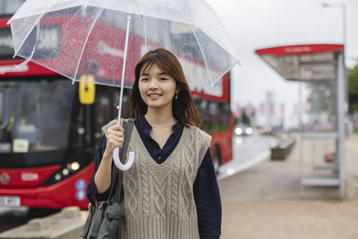 Kiat tetap kering dan chic untuk perempuan aktif, kamu bisa mengikuti tips berpakaian saat musim hujan berikut ini. 