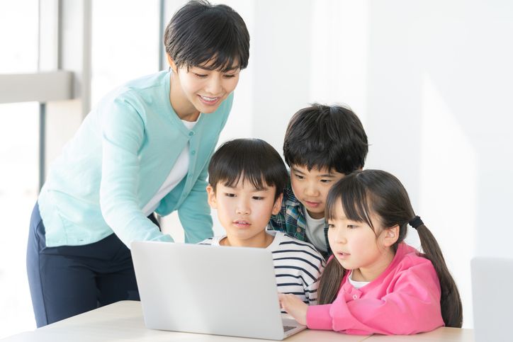 Komdigi berbagi tips membimbing dan mendampingi anak saat mengakses dunia digital berdasarkan usia. Seperti apa?