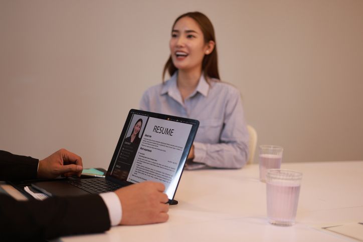 Pakar karier menyarankan untuk mengubah job title di CV agar sukses mendapatkan pekerjaan baru. Ini caranya!