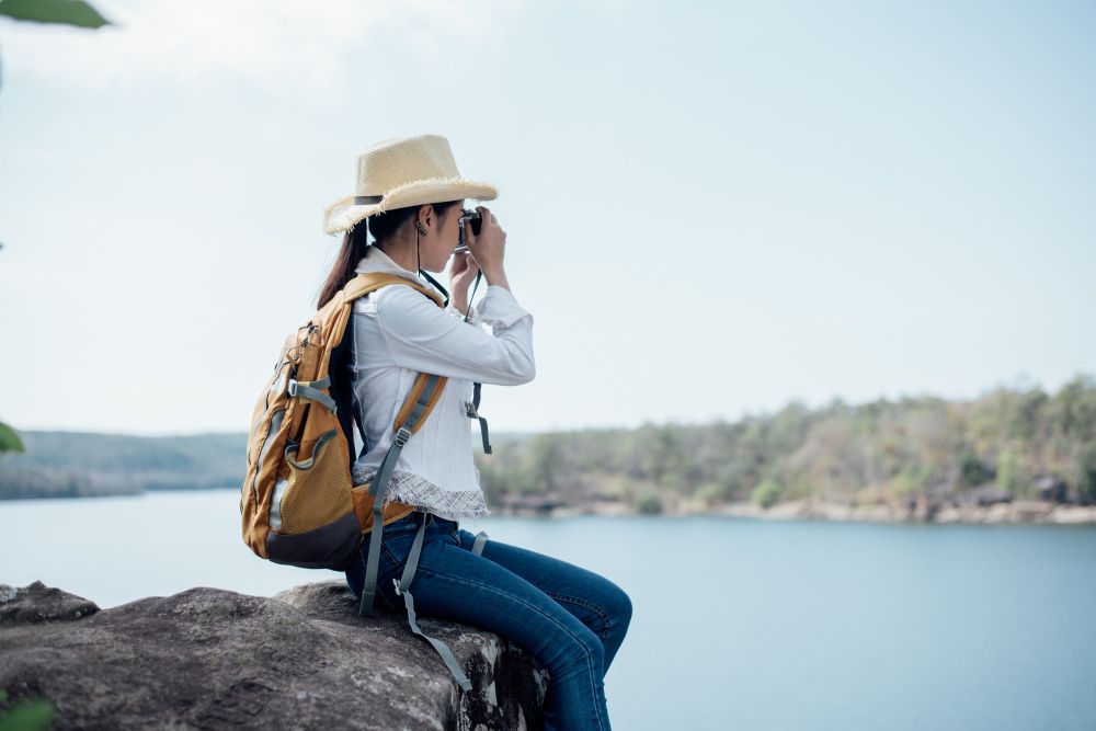 Perempuan mandiri lakukan solo traveling, berikut lima tips agar liburan lebih seru meski sendirian.