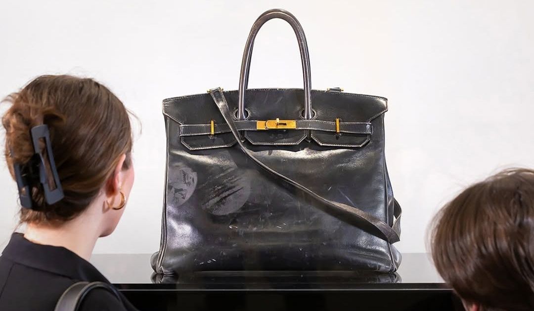 Tak Birkin pertama dilelang dengan harga fantastis hampir Rp163 miliar oleh kolektor Jepang. Berikut kisah ikonik tas milik Jane Birkin ini.