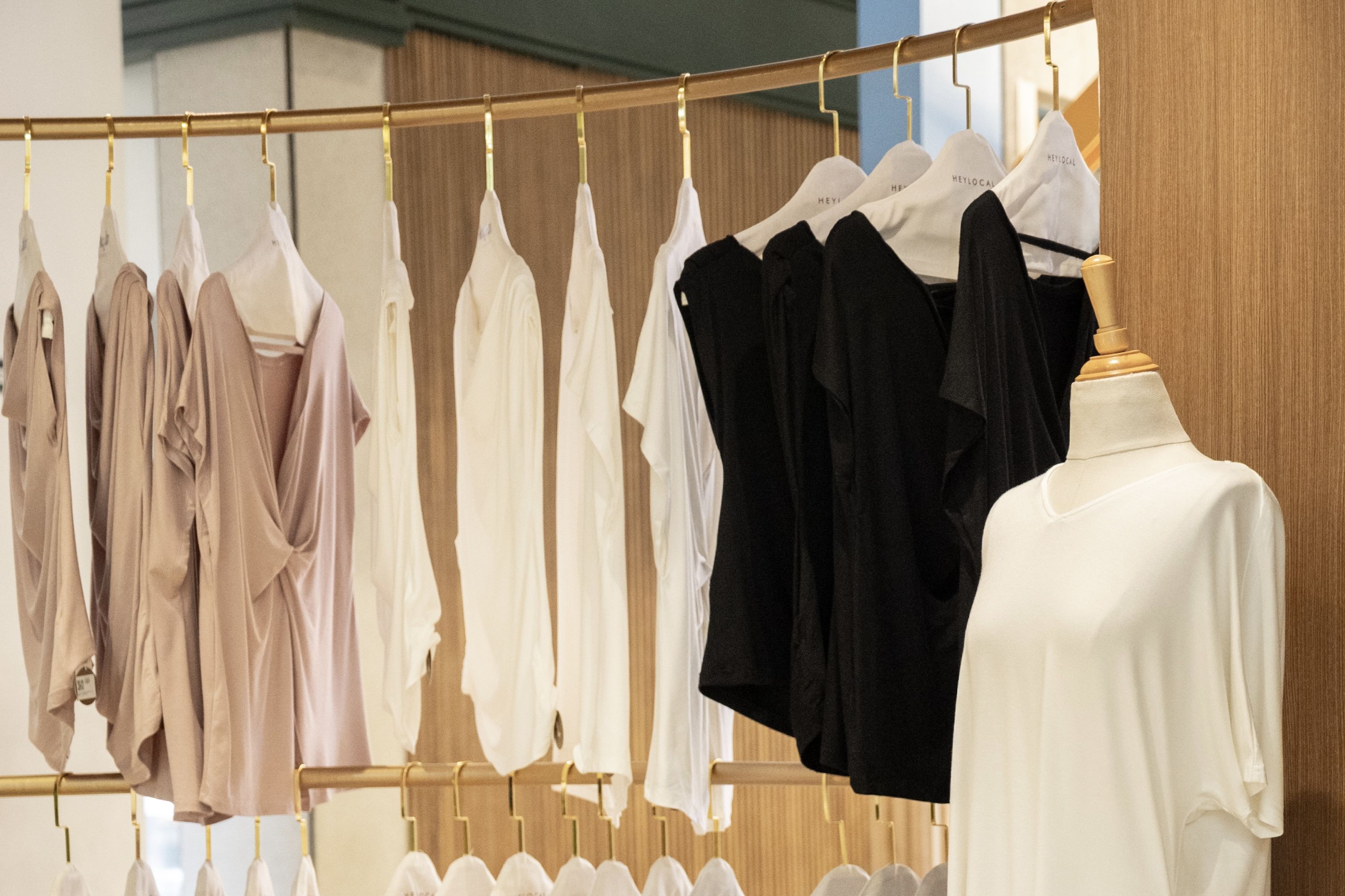 Tetap modis tapi nyaman berbusana di rumah? Ini rekomendasi homewear untuk perempuan masa kini dari brand modest fashion lokal.