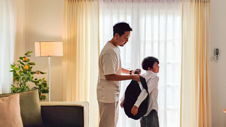 Ayah bukan hanya jadi contoh, tapi punya peran penting ini bahkan jika sebatas mengantarkan anak di hari pertama sekolah.