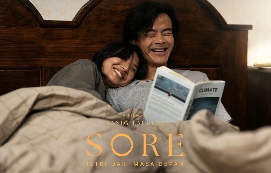 Sinopsis film Sore: Istri dari Masa Depan. Film bioskop yang menampilkan karakter perempuan lintas waktu.