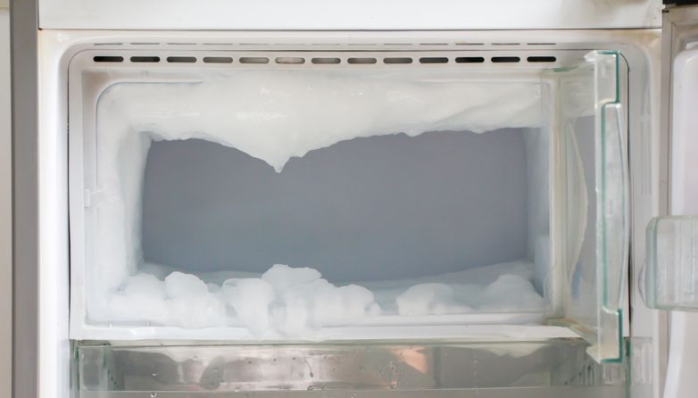 Mencairkan bunga es di freezer menjadi hal yang gampang-gampang susah. Kamu bisa coba dengan tiga cara ini!
